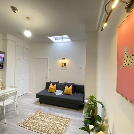 The Spotted Cat… London! 아파트 외부 사진