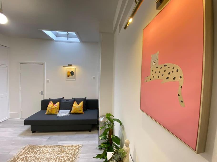 The Spotted Cat… London! 아파트 외부 사진
